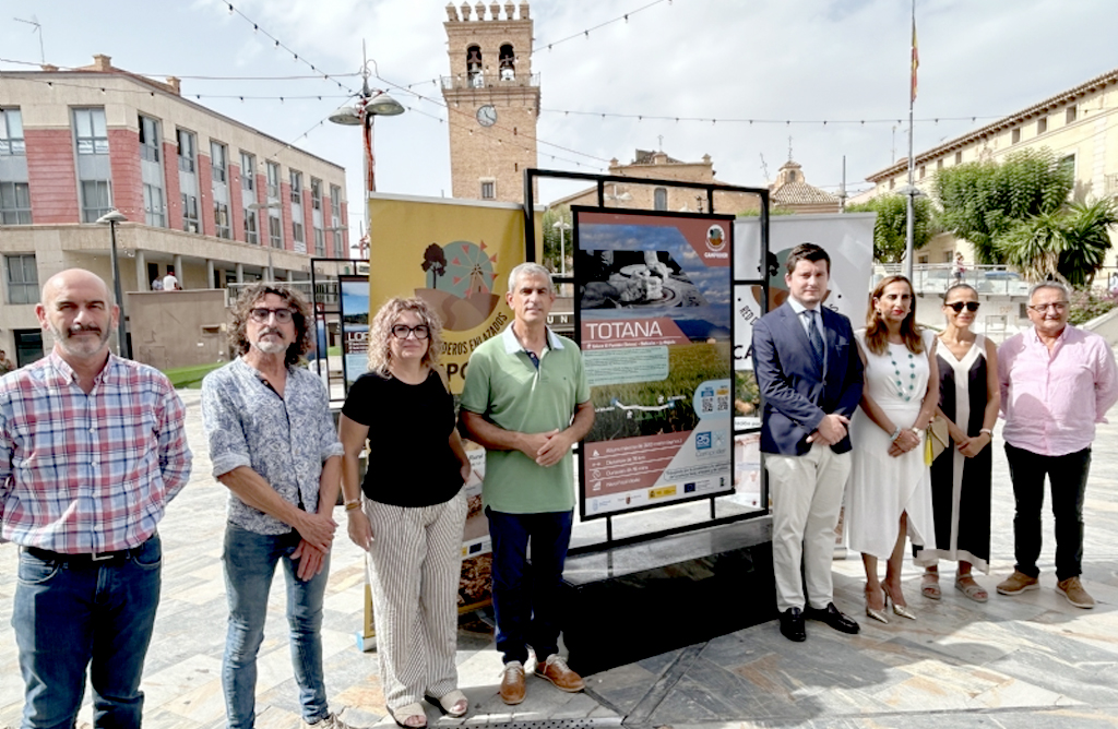 La Plaza de la Balsa Vieja acoge una exposicin sobre la Red de Senderos que promueve Campoder